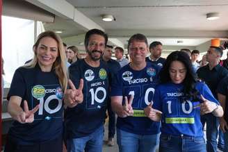 Ricardo Nunes, prefeito de SP, posa ao lado de Tarcísio de Freitas.