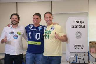André do Prado (PL), Tarcísio de Freitas (Republicanos) e Guilherme Derrite (PP) neste domingo, 4, durante votação do primeiro turno das eleições de 2026.