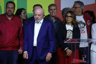 Lula em palco após o resultado do primeiro turno