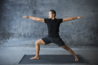 O yoga pode contribuir para uma rotina noturna mais tranquila e melhorar a qualidade do descanso