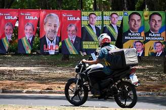 Bandeiras e toalhas com os rostos de Lula e Flávio Bolsonaro
