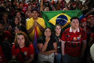 Eleitores de Lula reunidos em São Paulo durante apuração