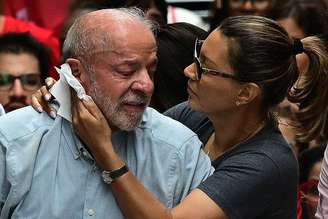 A primeira-dama do Brasil, Rosângela Janja da Silva, enxuga a cabeça do presidente e candidato à presidência Luiz Inácio Lula da Silva durante uma caminhada de campanha pelo centro do Rio de Janeiro, Brasil, em 2 de outubro de 2026. 