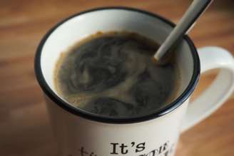 A ciência discute há anos se o café logo pela manhã é saudável ou não. E a resposta está ficando cada vez mais clara.