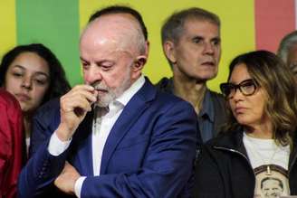 Lula ficou atrás de Flávio Bolsonaro já no primeiro turno