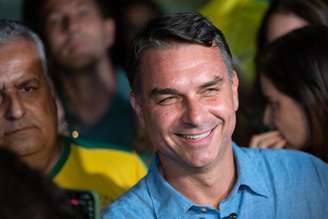 Flávio Bolsonaro estava sorridente depois do resultado do primeiro turno