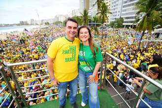Flávio e Fernanda Bolsonaro estão casados desde 2010