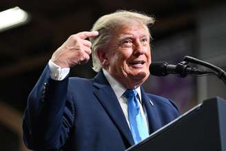 O presidente dos EUA, Donald Trump, discursa no palco do Centro de Atividades Estudantis Butler-Vandalia durante um comício de campanha em 3 de outubro de 2026 em Vandalia, Ohio. Trump está viajando pelos EUA nas últimas semanas antes das eleições de meio de mandato para fazer campanha para candidatos republicanos.