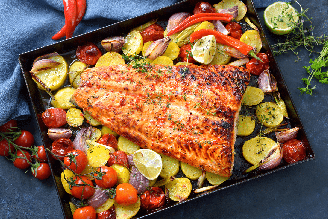 Salmão assado com vegetais