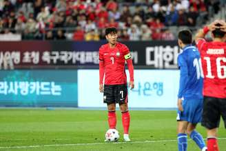 Son Heung-min, da Coreia do Sul, se prepara para cobrar falta em amistoso contra o Uzbequistão no Yongin Citizen Sports Park - 