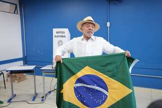 Presidente Lula (PT) levou vantagem sobre Flávio Bolsonaro (PL) na seção e na zona eleitoral onde vota o senador da direita e candidato à Presidência.