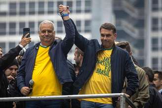 O senador Flávio Bolsonaro (à dir.), candidato à Presidência da República, e o vice, Alfredo Gaspar