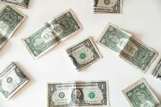 Dólar (USD)
