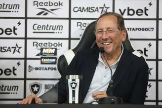 John Textor durante a apresentação de Davide Ancelotti 