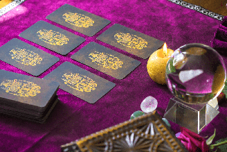 O tarot traz para esta terça-feira uma energia de decisões, mudanças de perspectiva e crescimento