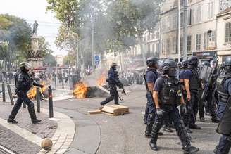 Um grupo reunido na Praça Reforme ergue barricadas para bloquear a polícia em 6 de outubro de 2026, em Marselha, França