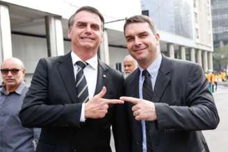 Jair e Flávio Bolsonaro (PL) lado a lado
