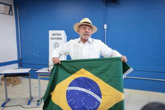 Lula posou com bandeira do Brasil após votar no último domingo, 4