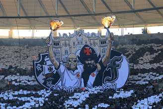 Mosaico da torcida do Vasco no Maracanã antes da final da Copa do Brasil de 2025 