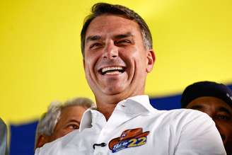 O senador e candidato à Presidência da República pelo PL, Flávio Bolsonaro, negou que seu pai fará parte de seu eventual governo