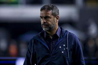 Artur Jorge, técnico do Cruzeiro, durante partida contra o Santos na Vila Belmiro, pela 27ª rodada do Campeonato Brasileiro - 