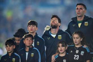 Lionel Messi (ao centro) durante a execução do hino nacional da Argentina, em sua despedida da seleção (