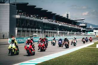 Marc Márquez e Jorge Martín travam uma disputa acirrada pelo campeonato da MotoGP no GP da Indonésia, em Mandalika.