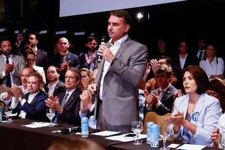 Flávio Bolsonaro terminou o primeiro turno à frente de Lula na eleição presidencial.