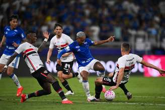 Matheus Pereira, do Cruzeiro, dribla defesa do São em jogo do Campeonato Brasileiro 