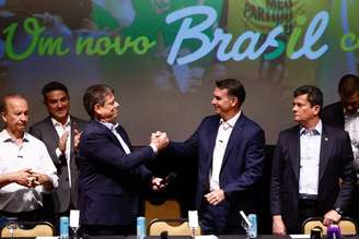 Tarcísio de Freitas, governador reeleito em SP, cumprimenta Flávio Bolsonaro, candidato do PL à Presidência.