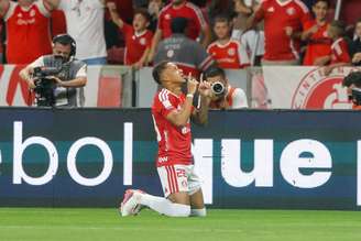Vitinho celebrando gol contra o Corinthians 