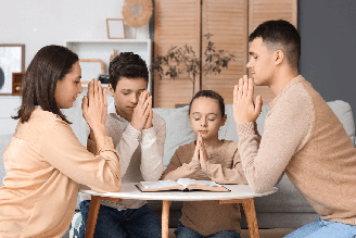Pais, tios, avós e padrinhos podem abençoar as crianças com uma oração