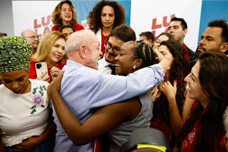 Na foto, o presidente Lula e a deputada eleita Ana Elisa (PT-MG).