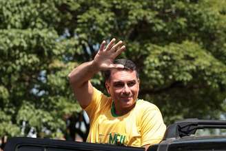 Flávio Bolsonaro recebe apoios de partidos após resultado do primeiro turno.