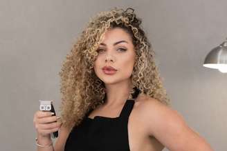 Daniella Motta, barbeira nudista e influencer