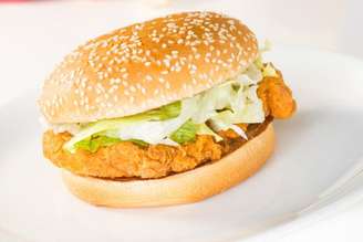 Hambúrguer empanado de frango.