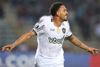 Vitinho comemorando o primeiro gol do Botafogo contra o Carabobo 