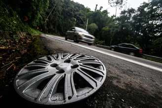 O primeiro efeito colateral do superaquecimentos dos freios é a queda da calota, por causa da transferência de calor da roda para ela. É por isso que é comum encontrar várias delas no acostamento de estradas íngremes.