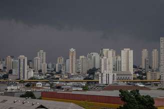 Nuvens escuras de chuva na região do Ipiranga, zona sul de São Paulo.