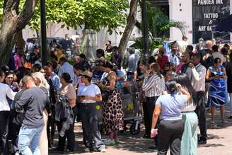 Pessoas evacuadas de um prédio se reuniram em uma praça após um forte terremoto atingir o país