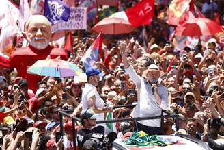 O presidente da República, Luiz Inácio Lula da Silva (PT), candidato à reeleição, em caminhada em Ceilândia, na região administrativa do Distrito Federal, ao lado do candidato do PT ao governo distrital, Leandro Grass, nesta sexta-feira, 9 