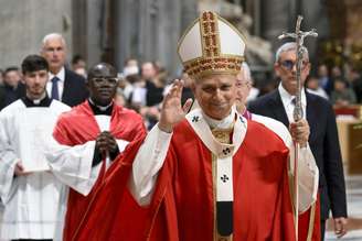 Papa Leão XIV celebra missa na Praça São Pedro, no Vaticano