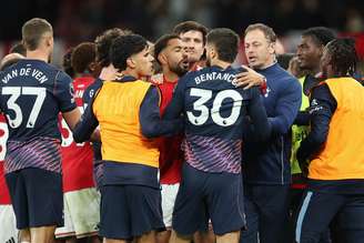 Jogadores de Manchester United e Tottenham em confusão durante partida da Premier League 2026/27 