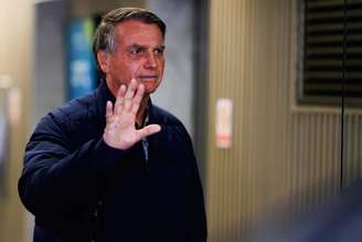 Jair Bolsonaro cumpre prisão domiciliar.