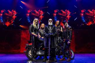 Ian Hill, o segundo da esq. para a direita, se aposentou do Judas Priest