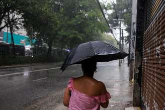 Segundo o Centro de Gerenciamento de Emergências (CGE), a tendência para a capital paulista durante o feriado de Nossa Senhora Aparecida é de tempo abafado e com chuva, principalmente entre as tardes e o início das noites.