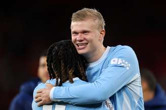 Haaland celebra com Doku após vitória sobre o Liverpool Premier League 2026/27 