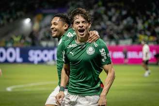 Giiay comemora um de seus dois gols pelo Palmeiras no clássico com o Corinthians