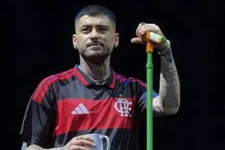 Zayn usa camisa do Flamengo em show no estádio do Palmeiras