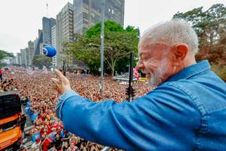 Presidente Lula fala em revolução tecnológica e formação em inteligência artificial em ato na Avenida Paulista